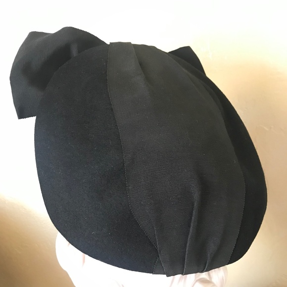 ENCHANTING 1940s' BLACK FELT BERET WITH BURGUNDY OSTRICH FEATHER + FABRIC BOW - Picture 6 of 13